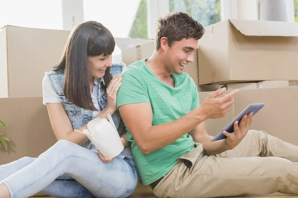 Casal jovem comer macarrão e usando tablet digital — Fotografia de Stock