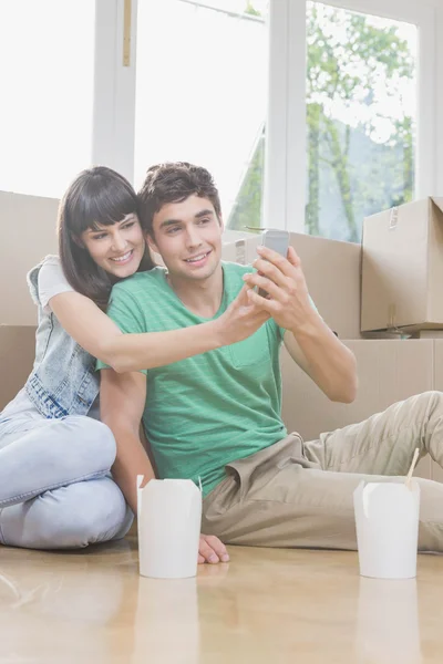 Junges Paar benutzt Handy — Stockfoto