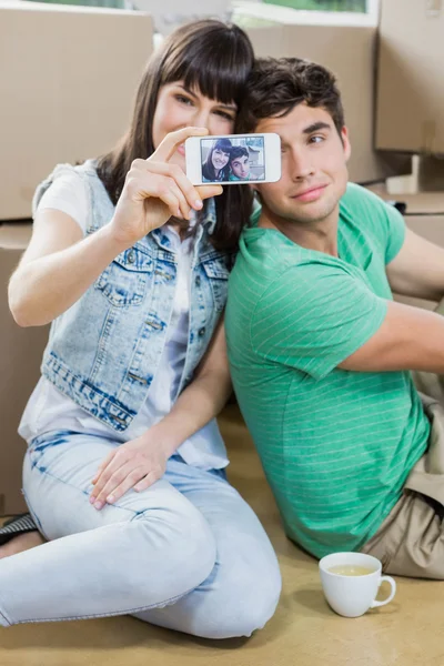 Giovane coppia utilizzando il telefono cellulare — Foto Stock