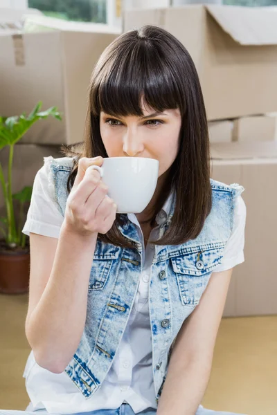 Mujer joven tomando café — Foto de Stock