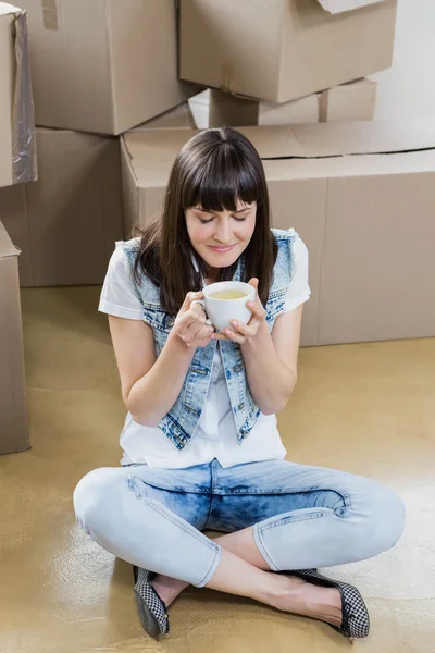 Jeune femme prenant un café — Photo