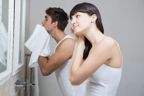 Badezimmer-Routine für junge Paare — Stockfoto