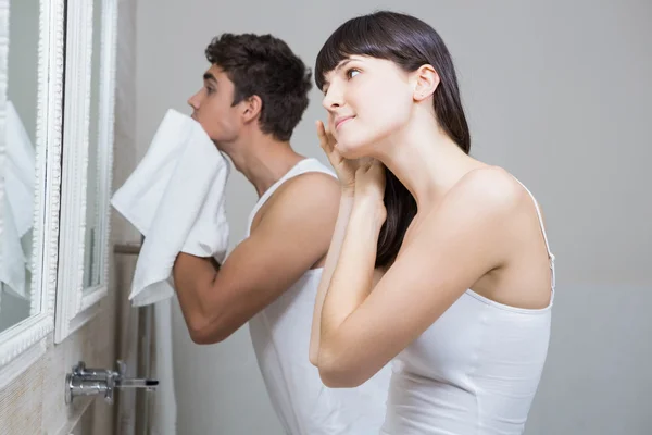 Bathroom routine for young couple — Stock Photo, Image