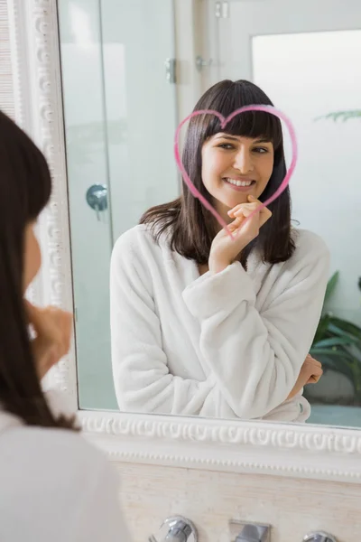Mooie jonge vrouw reflectie in de spiegel — Stockfoto