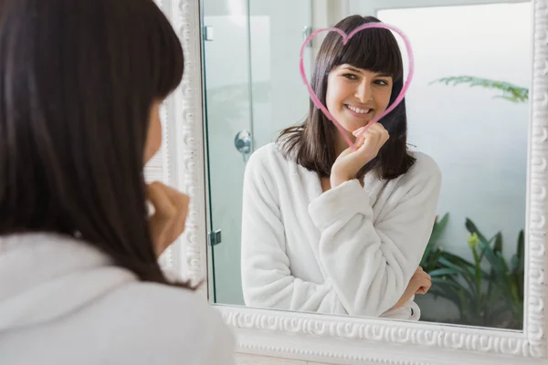 Hermosa joven reflexión en el espejo — Foto de Stock