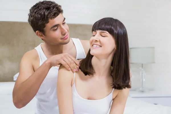 Jovem casal no quarto — Fotografia de Stock