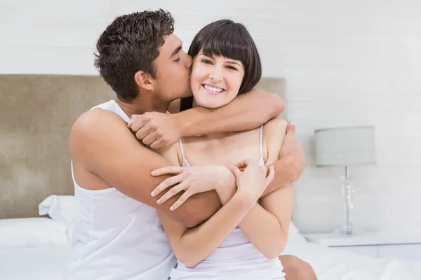 Pareja joven en el dormitorio — Foto de Stock