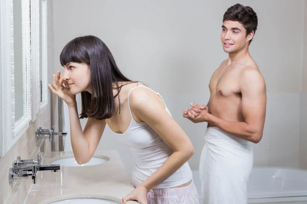Genç çiftin banyo rutin — Stok fotoğraf