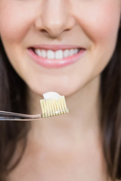 Nahaufnahme einer jungen Frau beim Zähneputzen — Stockfoto