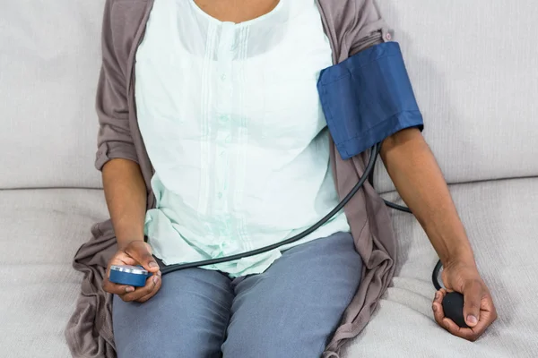 Pregnant woman checking blood pressure — Stock Photo, Image