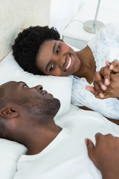 Couple enceinte se détendre sur le lit — Photo