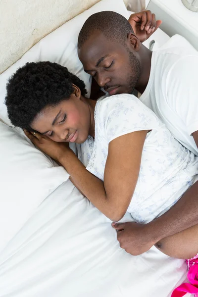 Casal grávida relaxante na cama — Fotografia de Stock