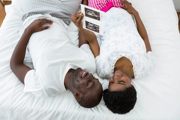 Беременная пара смотрит на ультразвуковое сканирование — стоковое фото