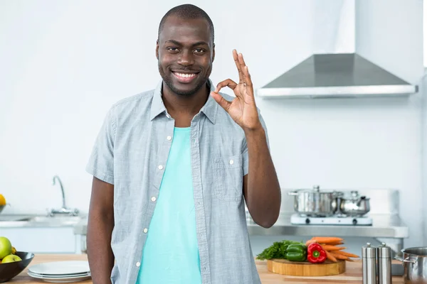 Homme gestuelle dans la cuisine — Photo