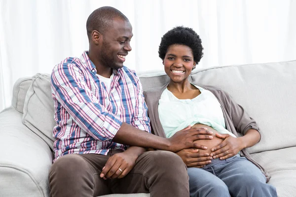 Mann berührt Schwangeren Bauch — Stockfoto