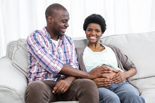 Man raakt zwanger womans maag — Stockfoto