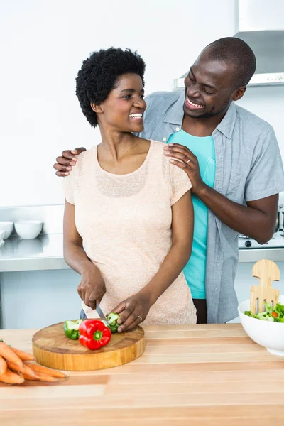 Couple enceinte hacher des légumes dans la cuisine — Photo