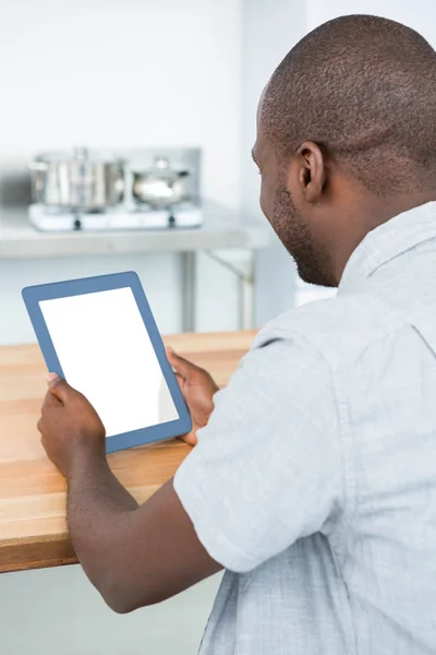 Homem usando tablet digital na cozinha — Fotografia de Stock