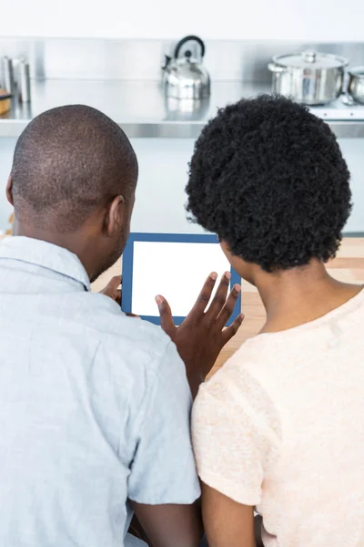 Couple enceinte regardant tablette numérique — Photo