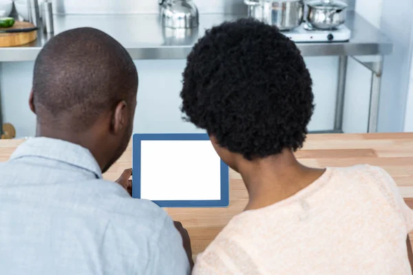 Pareja embarazada mirando tableta digital — Foto de Stock