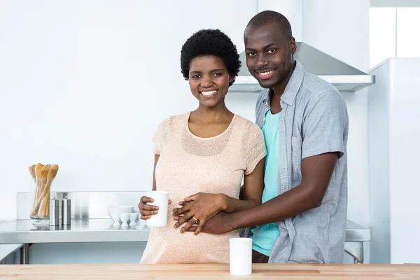 Casal grávida abraçando — Fotografia de Stock