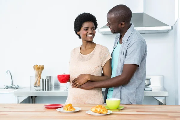 Pregnant couple having breakfast in kitchen — Stock Photo, Image