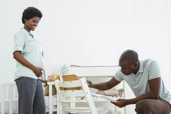 Mulher grávida olhando para o homem — Fotografia de Stock