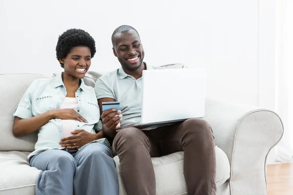 Schwangere kaufen online am Laptop ein — Stockfoto