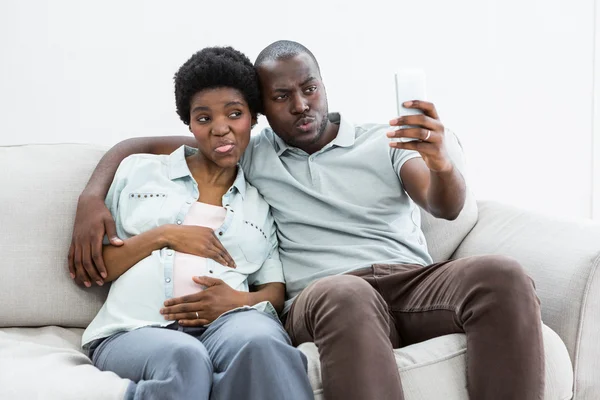 Έγκυος ζευγάρι που αναλαμβάνει μια selfie στο κινητό τηλέφωνο — Φωτογραφία Αρχείου