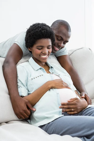 Van achteren omhelst zwangere vrouw man — Stockfoto