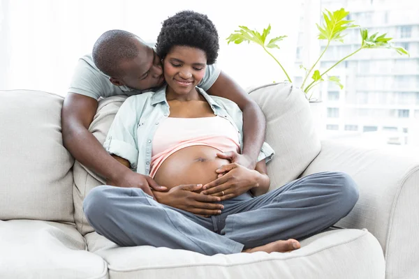 Mann umarmt und küsst schwangere Frau von hinten — Stockfoto