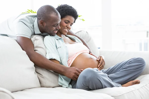 Hombre tocando mujeres embarazadas estómago — Foto de Stock