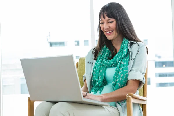 Schwangere benutzt Laptop — Stockfoto