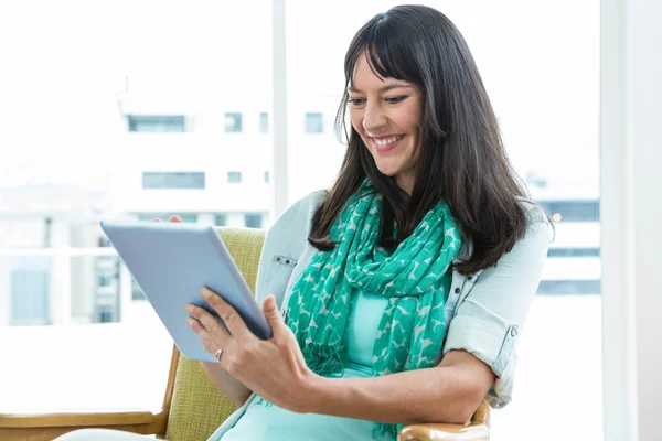 Zwangere vrouw met behulp van digitale Tablet PC — Stockfoto