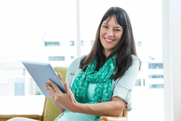 Zwangere vrouw met behulp van digitale Tablet PC — Stockfoto