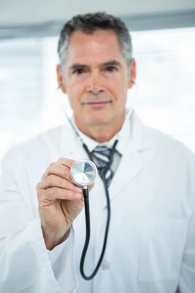 Portrét jistý lékaře se stetoskopem — Stock fotografie