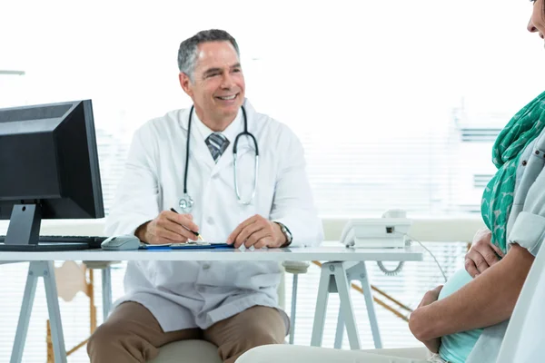 Interactie met een zwangere vrouw bij kliniek arts — Stockfoto