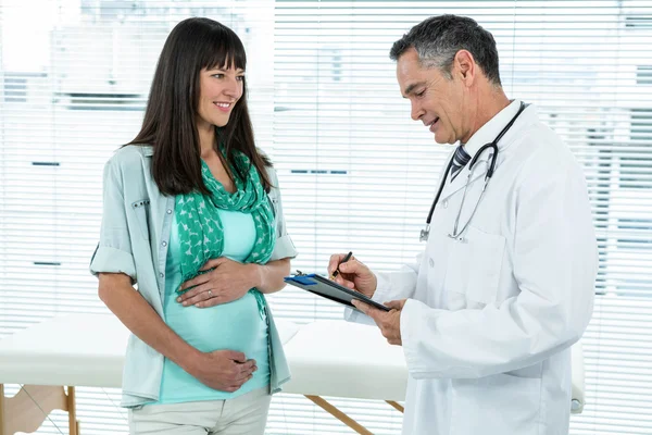 Interactie met een zwangere vrouw bij kliniek arts — Stockfoto