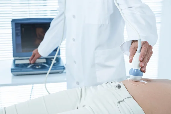 Kobieta w ciąży przechodzi badania ultrasonograficznego — Zdjęcie stockowe