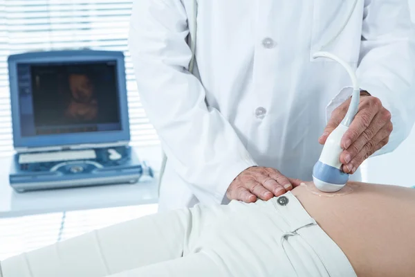 Pregnant woman undergoing ultrasound test — Stock Photo, Image