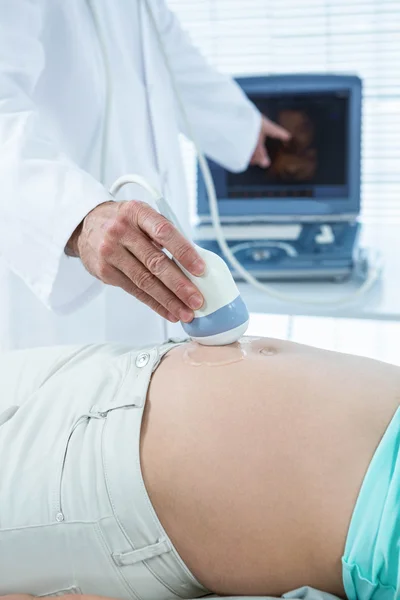 Zwangere vrouw ondergaan echografie test — Stockfoto