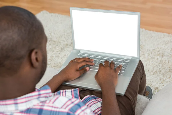 Man using laptop in living — Stock Photo, Image