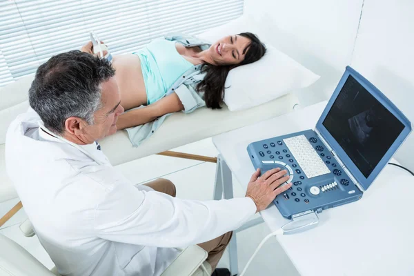 Έγκυος γυναίκα που υποβάλλονται σε υπερηχογράφημα δοκιμή — Φωτογραφία Αρχείου