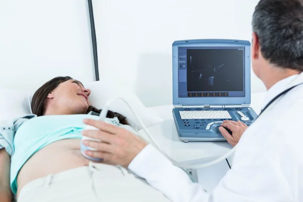 Zwangere vrouw ondergaan echografie test — Stockfoto