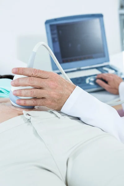 Mulher grávida submetida a teste de ultra-som — Fotografia de Stock