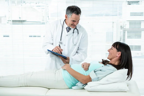 Лікар оглядає вагітну жінку — стокове фото
