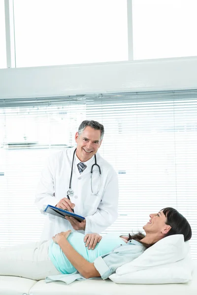 Médico examinando uma mulher grávida — Fotografia de Stock