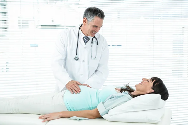 Médico examinando uma mulher grávida — Fotografia de Stock