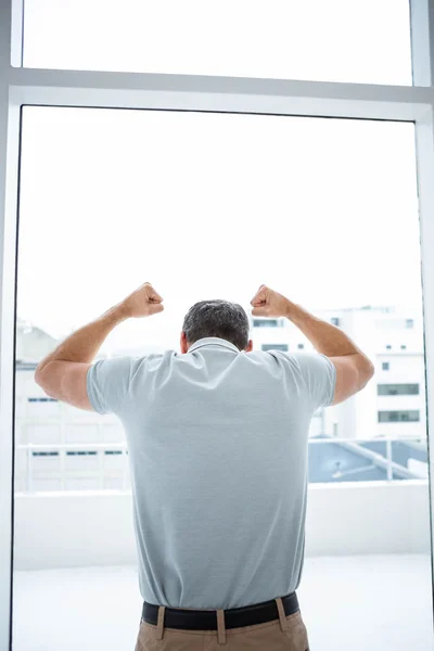 Homme tendu appuyé sur une fenêtre en verre — Photo