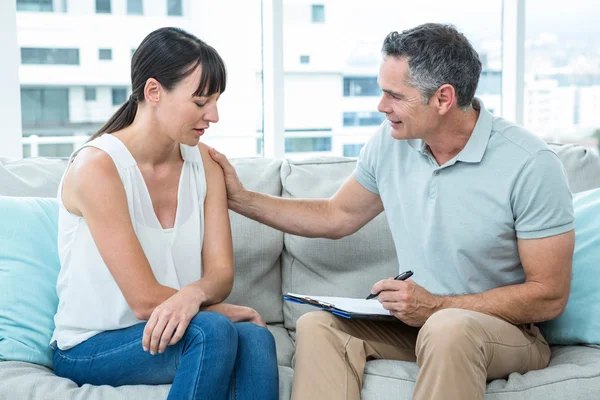 Therapeut troosten van een vrouw — Stockfoto